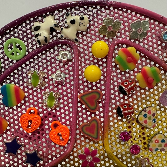 Girl’s Peace Sign Earrings holder / stand w/ over 35 pairs of earrings - Picture 4 of 9